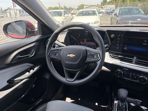 Used 2025 Chevrolet Trax LT FWD image 33