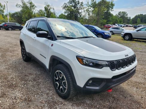 Used 2025 Jeep Compass Trailhawk AWD/4WD image 3