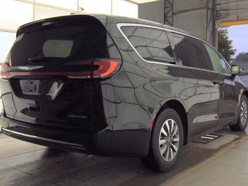 Used 2024 Chrysler Pacifica Limited FWD image 4