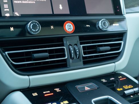 Certified 2022 Porsche Macan AWD/4WD image 33