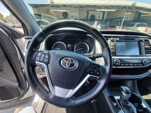 Used 2019 Toyota Highlander XLE FWD image 11