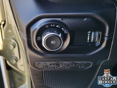 Used 2025 Jeep Wrangler Unlimited Rubicon w/ Technology Group image 29