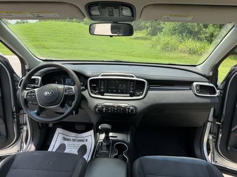 Used 2019 Kia Sorento FWD image 17