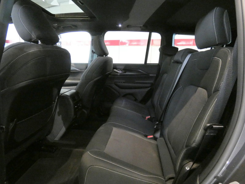 Used 2025 Jeep Grand Cherokee Laredo X AWD/4WD image 26