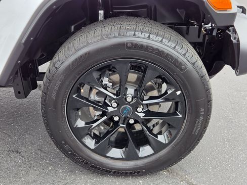 Used 2025 Jeep Wrangler Unlimited Sahara w/ Safety Group AWD/4WD image 11
