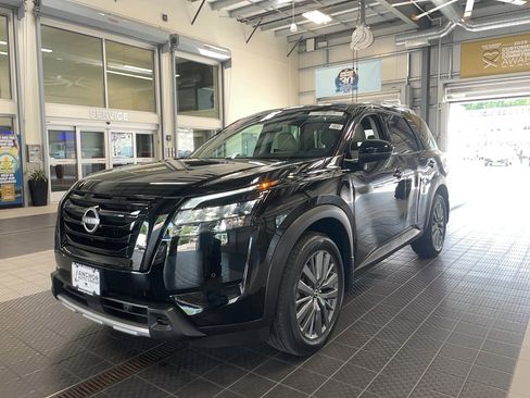Used 2025 Nissan Pathfinder SL w/ SL Premium Package AWD/4WD image 3