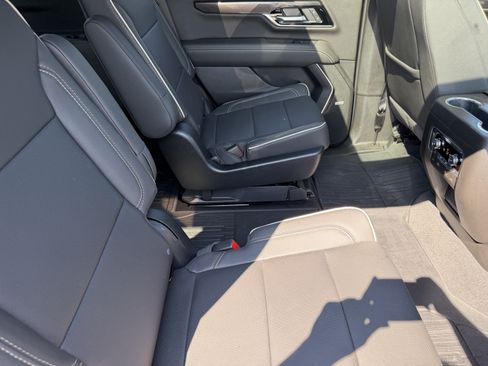 Used 2025 GMC Yukon Elevation w/ Elevation Premium Package AWD/4WD image 14