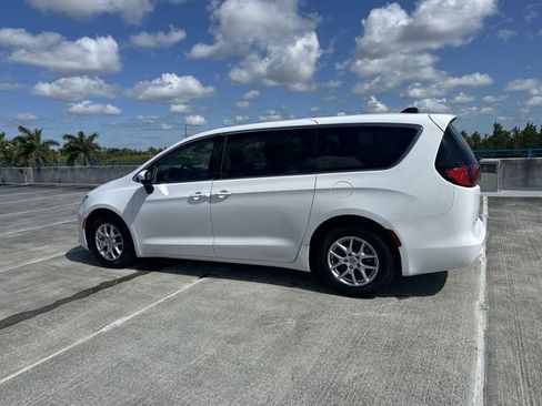 Used 2023 Chrysler Voyager LX FWD image 16