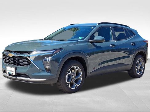 New 2025 Chevrolet Trax LT FWD image 2