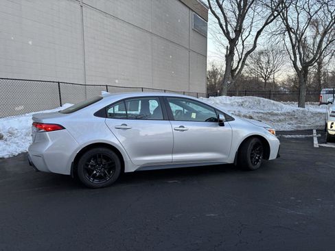 Used 2024 Toyota Corolla SE image 2