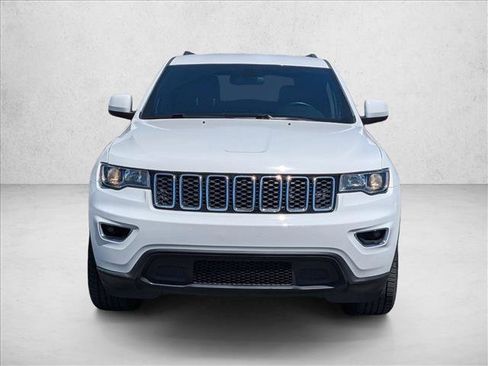 Used 2021 Jeep Grand Cherokee Laredo image 2