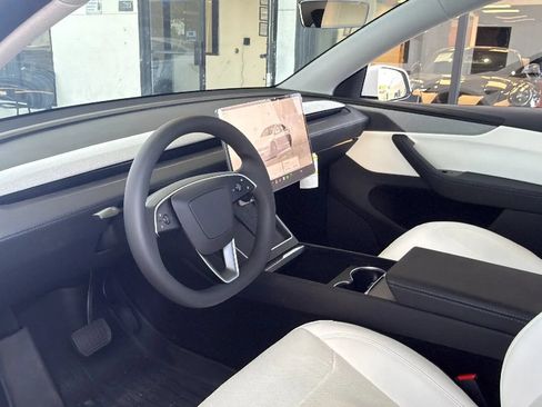 Used 2026 Tesla Model Y Long Range RWD image 6