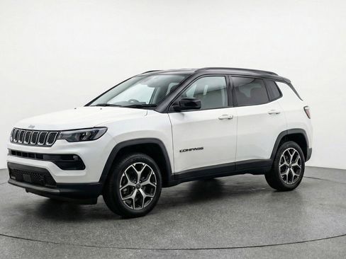 Used 2025 Jeep Compass Limited image 3