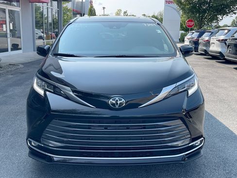 Used 2026 Toyota Sienna Limited FWD image 12