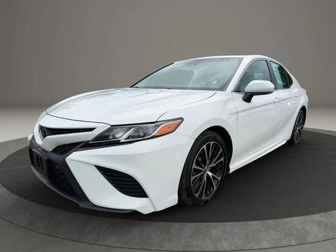 Used 2018 Toyota Camry SE w/ Moonroof Package FWD image 1