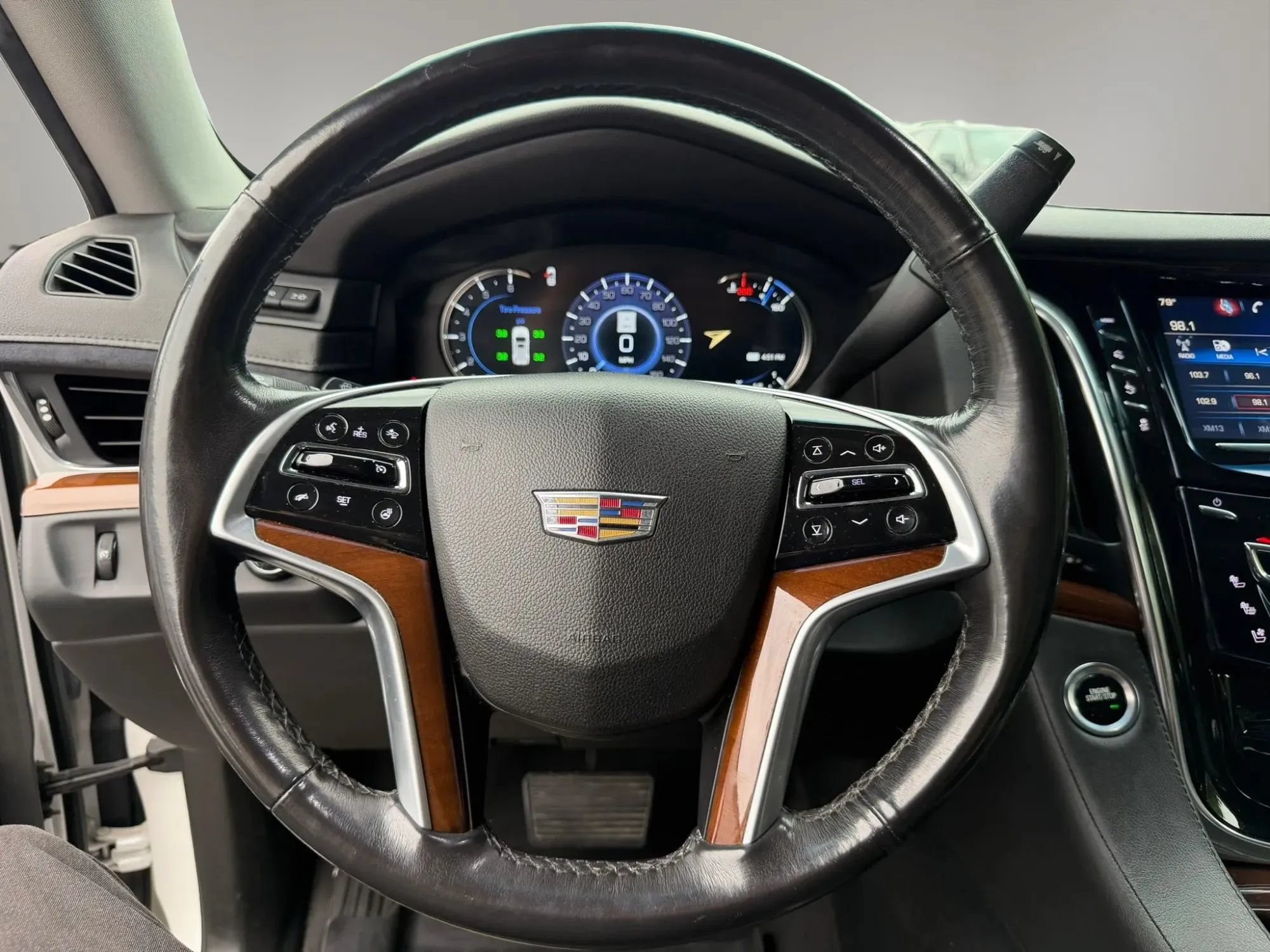 Used 2018 Cadillac Escalade Luxury AWD/4WD image 9