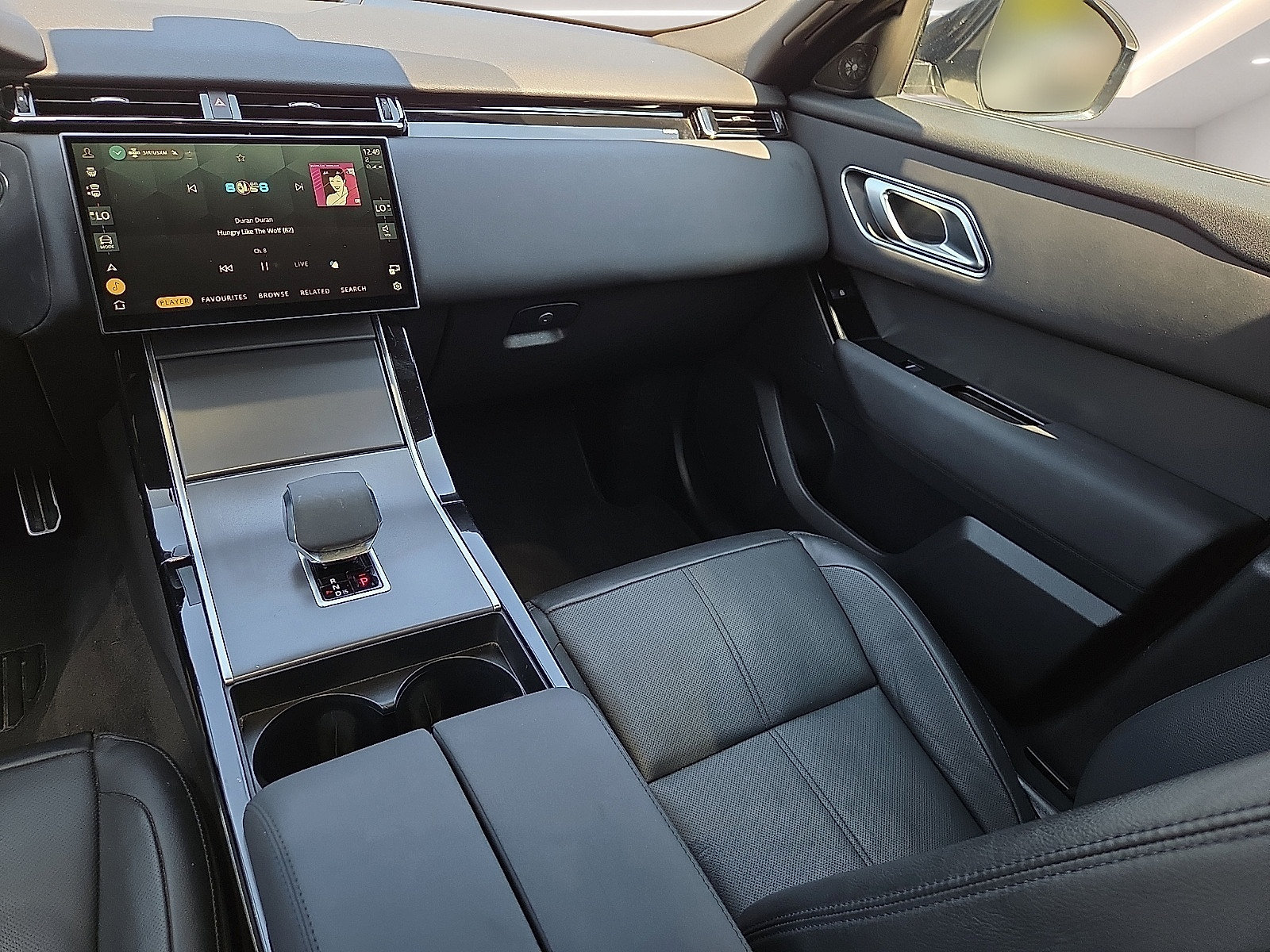 Used 2025 Land Rover Range Rover Velar Dynamic SE AWD/4WD image 12