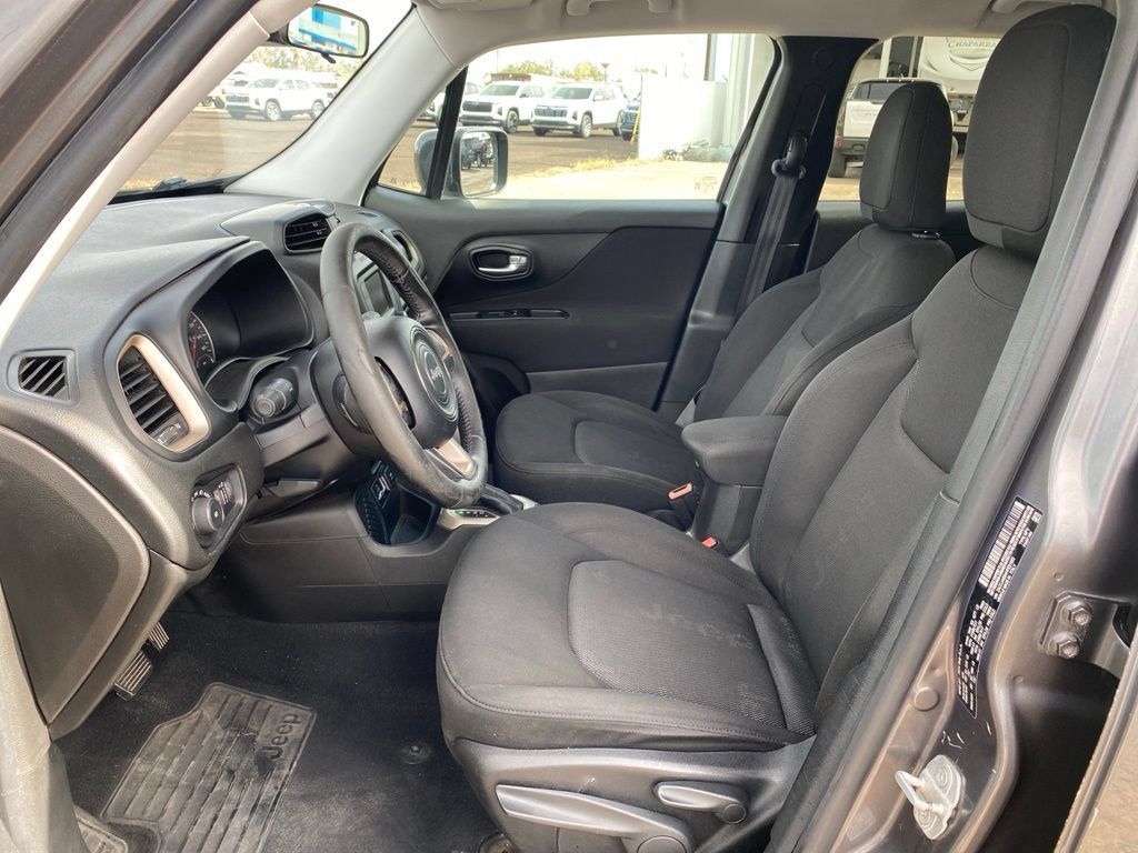 Used 2017 Jeep Renegade Latitude FWD image 18