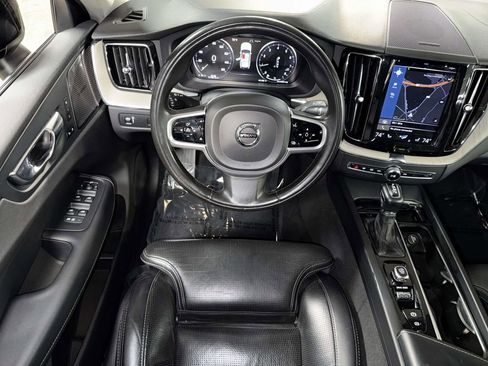 Used 2021 Volvo XC60 T5 Inscription w/ Climate Package image 4