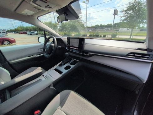 Used 2025 Toyota Sienna LE FWD image 19