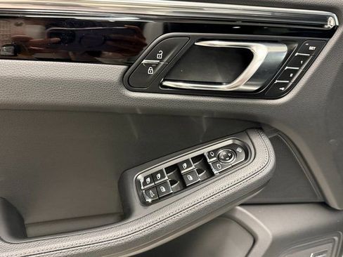 Certified 2025 Porsche Macan image 31