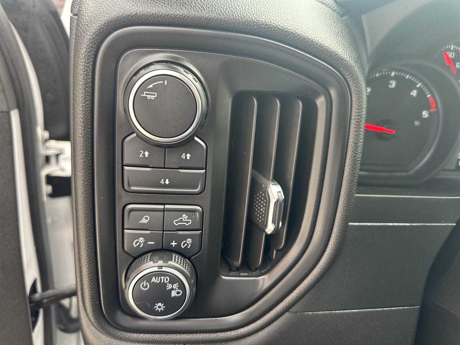 Used 2024 Chevrolet Silverado 2500 Custom w/ Custom Value Package AWD/4WD image 10