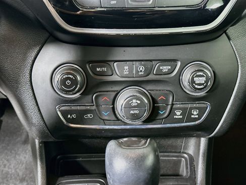 Used 2019 Jeep Cherokee Limited FWD image 23