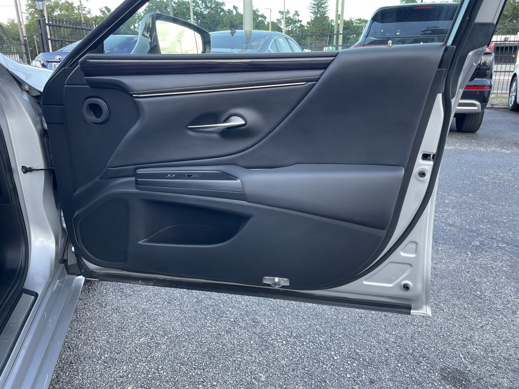Used 2020 Lexus ES 300h w/ Premium Package FWD image 34