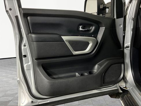 Used 2018 Nissan Titan SV w/ SV Convenience Package AWD/4WD image 21