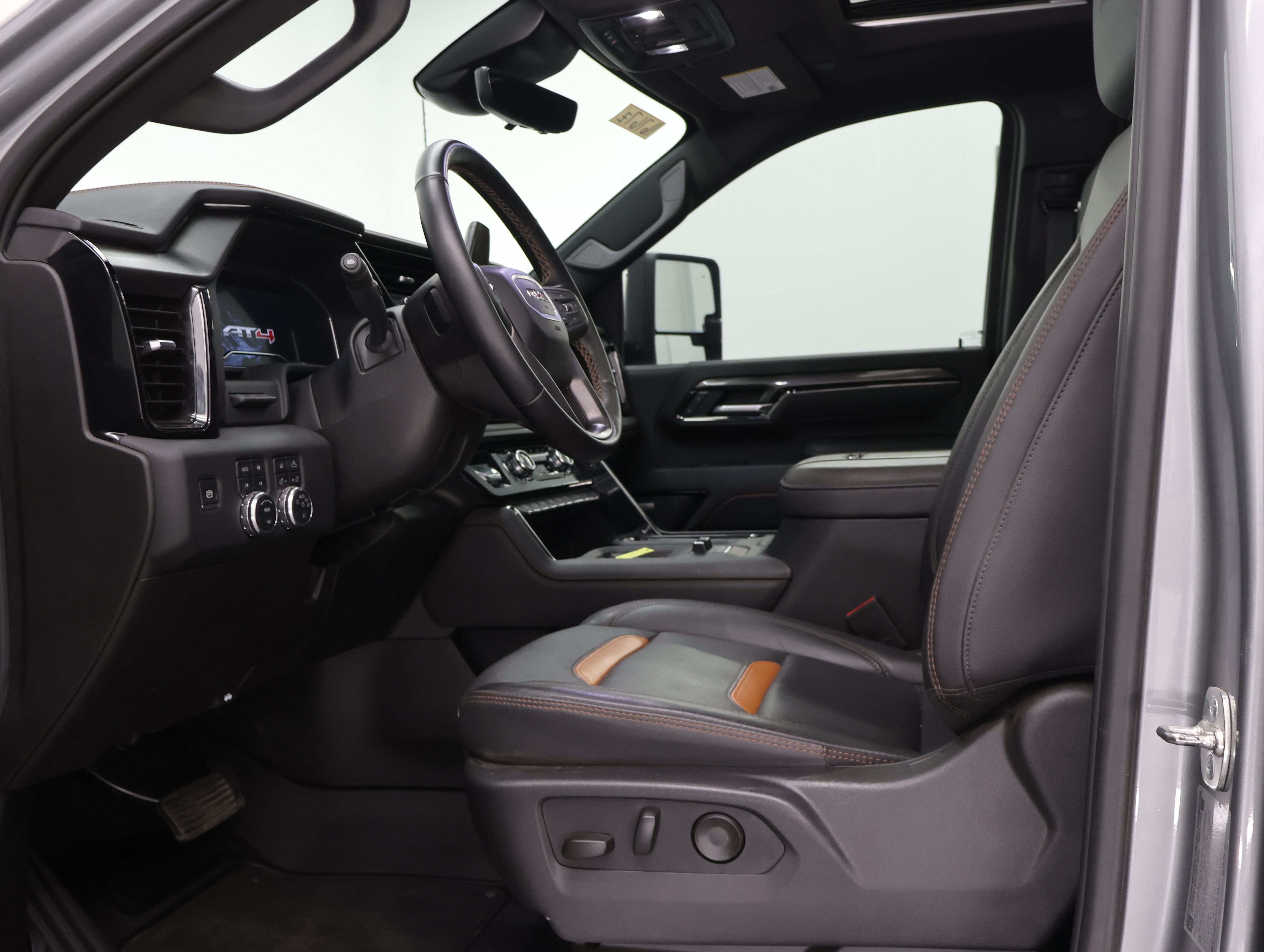 Used 2025 GMC Sierra 2500 AT4 w/ AT4 Premium Plus Package AWD/4WD image 8