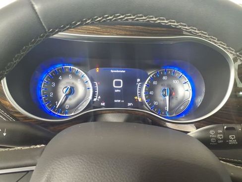 Used 2023 Chrysler Pacifica Limited FWD image 18