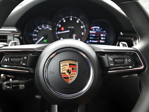 Certified 2025 Porsche Macan AWD/4WD image 21
