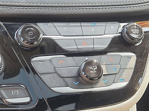 Used 2023 Chrysler Pacifica Limited FWD image 18