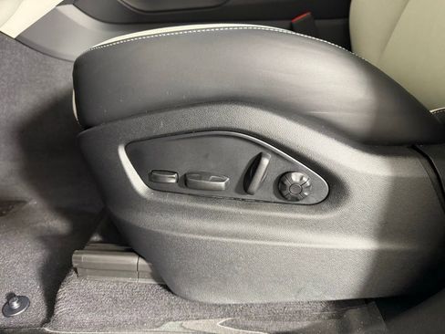 Certified 2025 Porsche Cayenne image 28