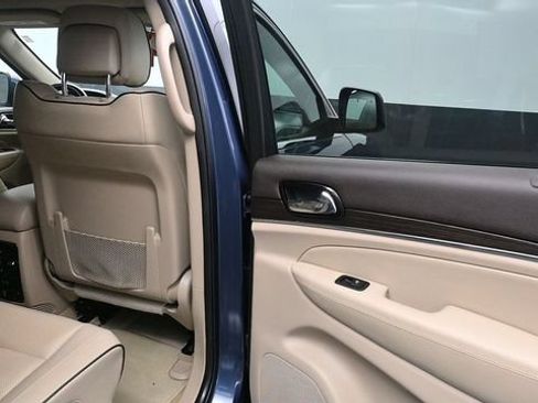 Used 2020 Jeep Grand Cherokee Overland AWD/4WD image 12