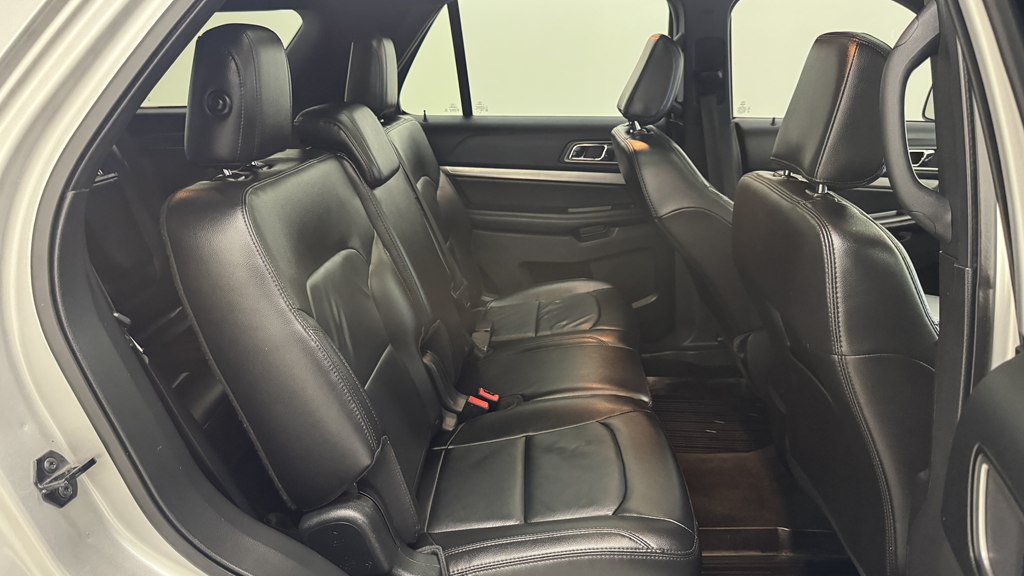Used 2018 Ford Explorer XLT w/ Equipment Group 202A AWD/4WD image 26
