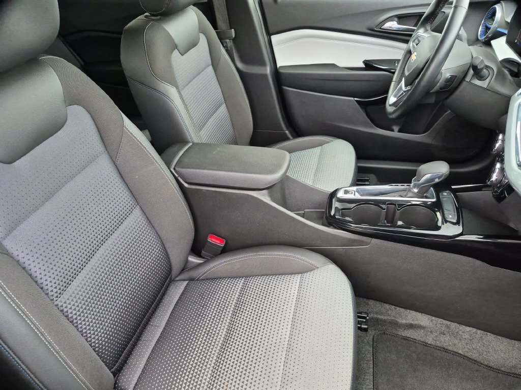 Used 2025 Chevrolet Trax LT w/ LT Convenience Package FWD image 31