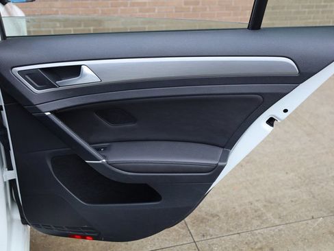 Used 2015 Volkswagen Golf TDI S image 19