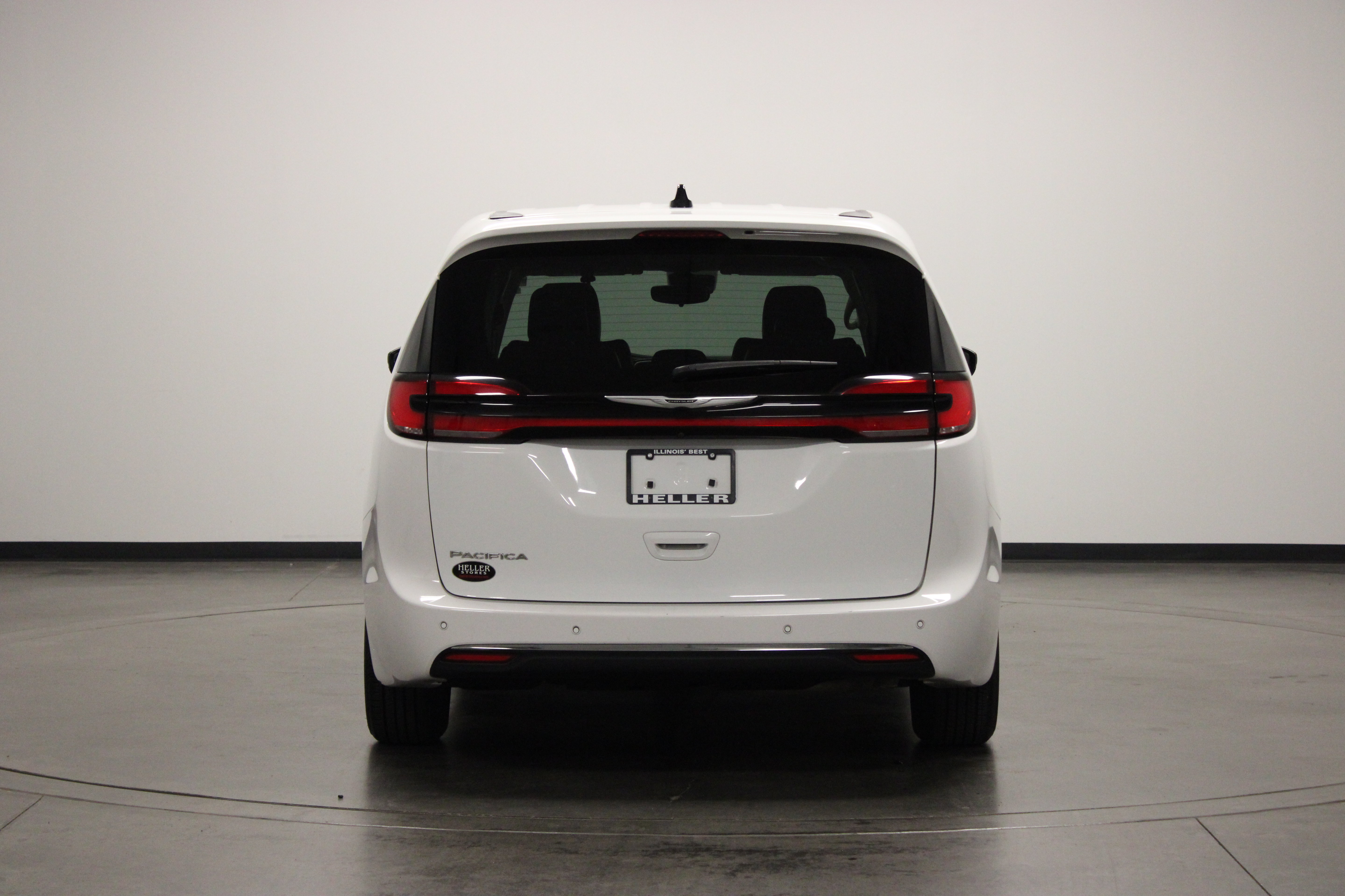 Used 2024 Chrysler Pacifica Touring-L FWD image 7