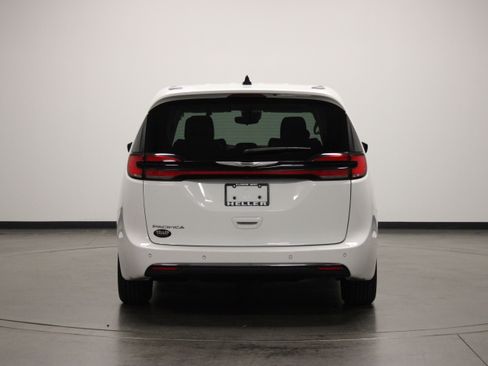 Used 2024 Chrysler Pacifica Touring-L FWD image 7