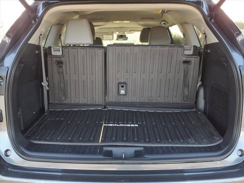 Used 2023 Toyota Highlander Limited AWD/4WD image 10