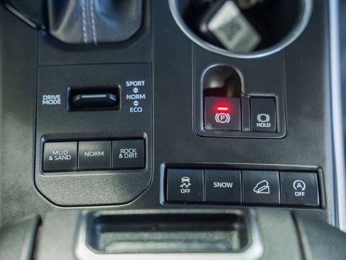 Used 2022 Toyota Highlander XLE AWD/4WD image 24