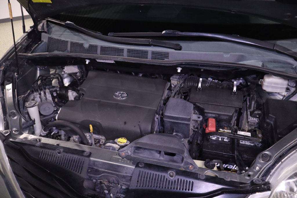 Used 2012 Toyota Sienna LE FWD image 32