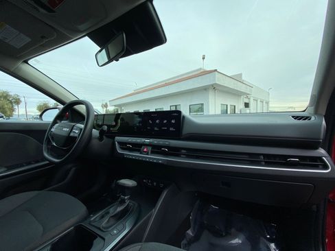 Used 2025 Kia K4 LXS image 37