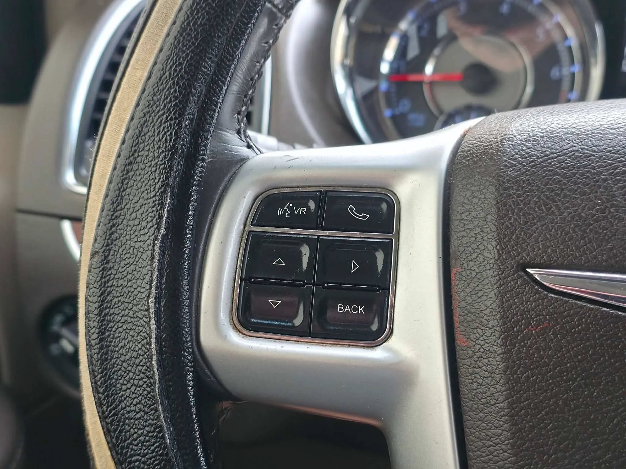 Used 2014 Chrysler Town & Country Touring FWD image 19