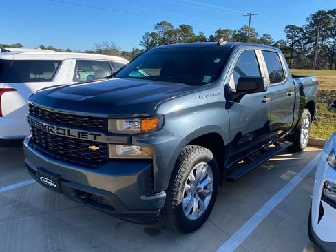 Used 2020 Chevrolet Silverado 1500 Custom w/ Custom Value Package image 2