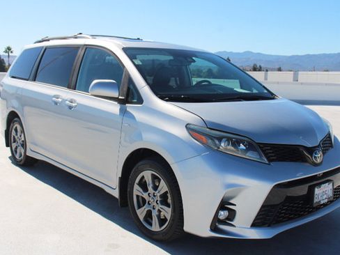 Used 2019 Toyota Sienna SE w/ SE Preferred Package AWD/4WD image 2