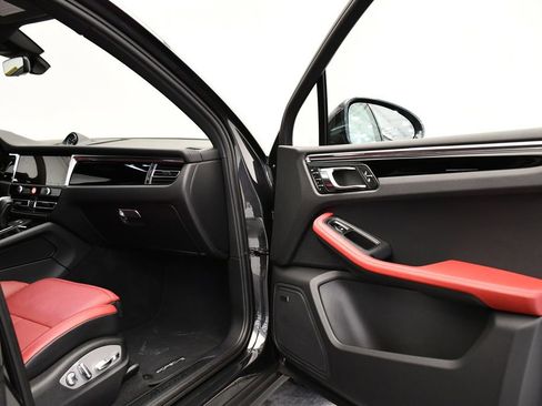 Used 2025 Porsche Macan image 49
