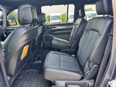 Certified 2025 Jeep Wagoneer Series II w/ Convenience Group I AWD/4WD image 21