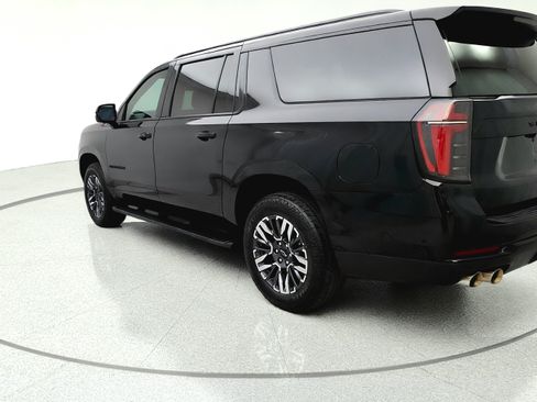 Used 2025 Chevrolet Suburban Z71 AWD/4WD image 5
